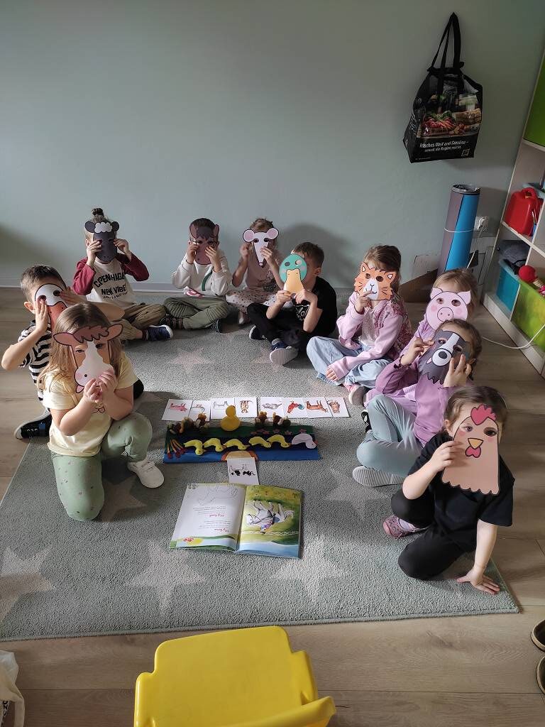 Dzieci uczące się angielskiego przez zabawę na kolorowym dywanie edukacyjnym