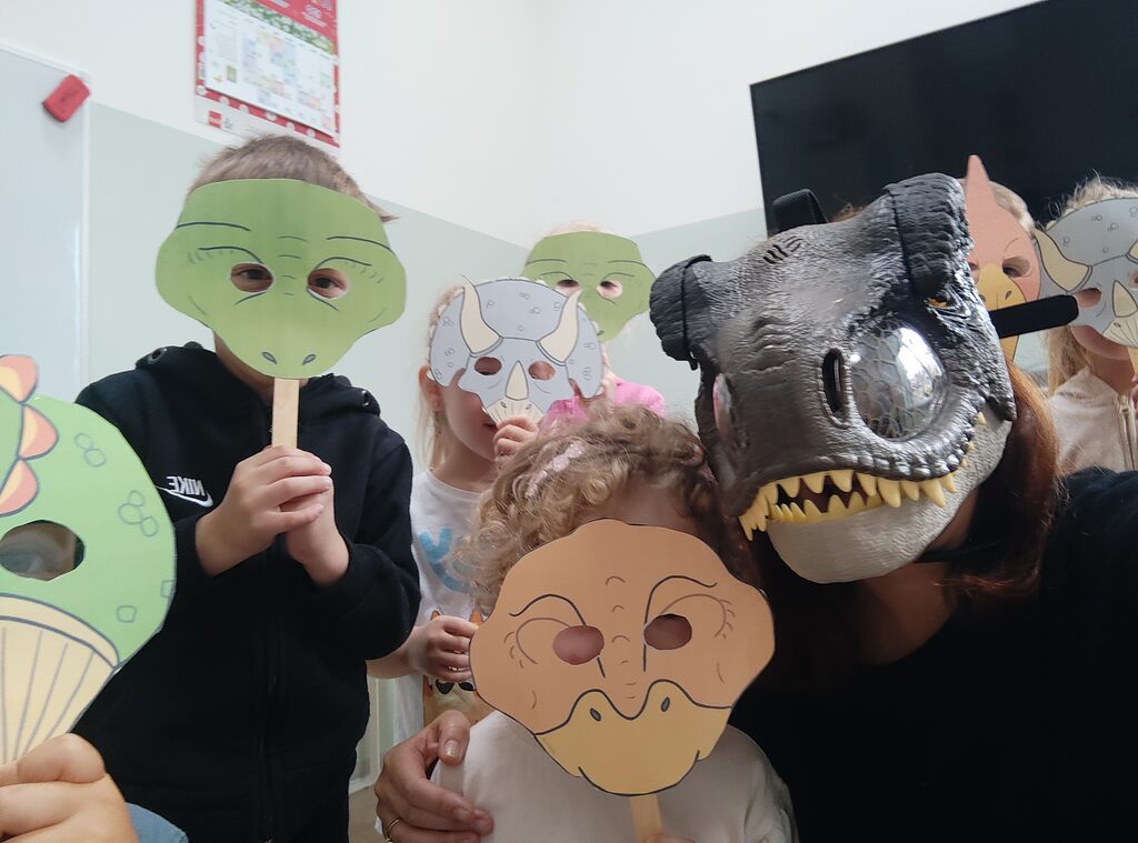 Dzieci uczące się angielskich słówek przy pomocy dużych rekwizytów