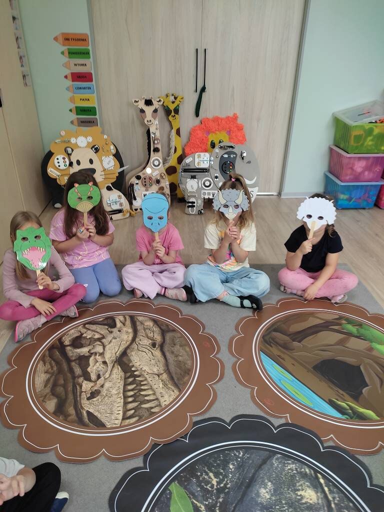 Dzieci uczące się angielskiego przez zabawę na kolorowym dywanie edukacyjnym