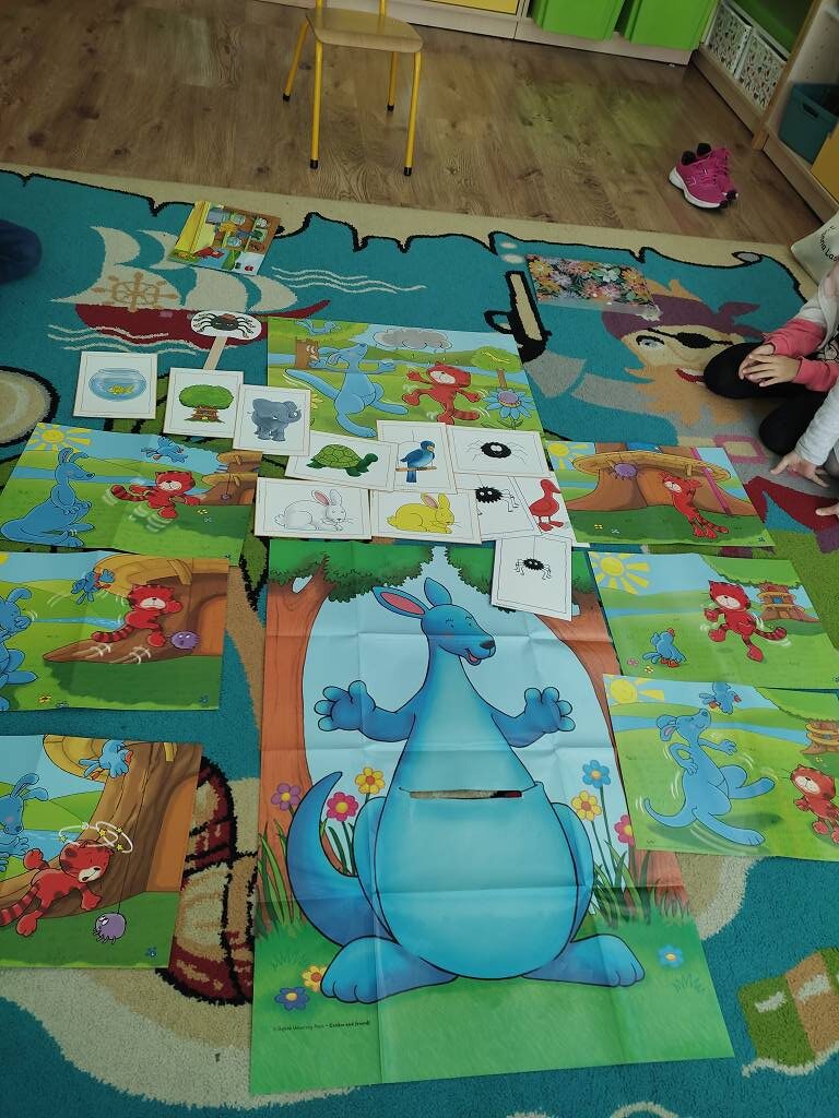 Dzieci uczestniczące w grupowych zajęciach z języka angielskiego